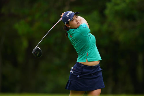 6番、ティーショットを放つ鈴木（Getty　Images／JLPGA提供）