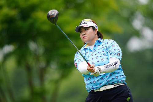 3番、ティーショットを放つ酒井（Getty　Images／JLPGA提供）