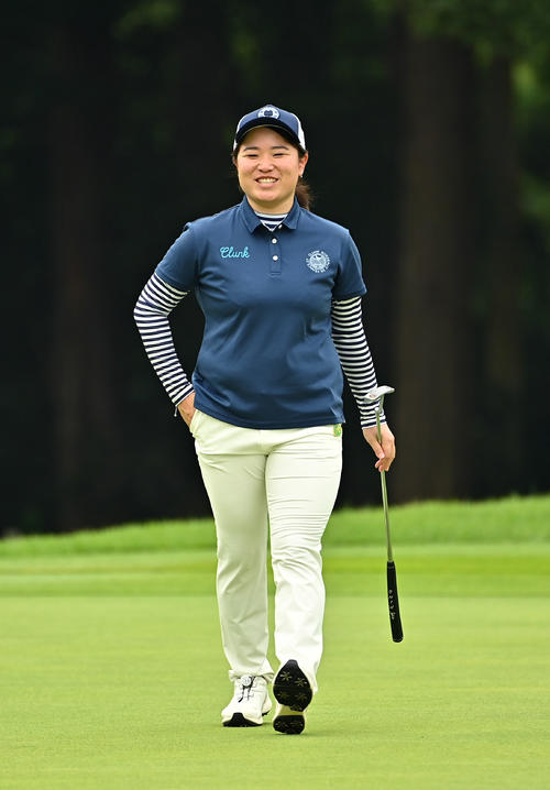 13番、グリーンで笑顔を見せる（Getty　Images／JLPGA提供）