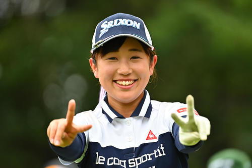 14番、カメラマンに向かってピースする菅沼（Getty　Images／JLPGA提供）