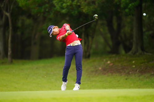 6番、ティーショットを放つ穴井（Getty　Images／JLPGA提供）
