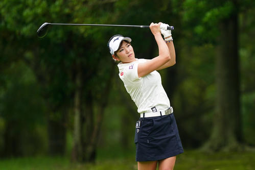 6番、ティーショットを放つ原英（Getty　Images／JLPGA提供）