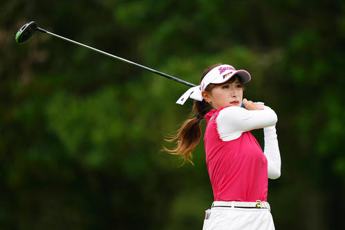 6番、ティーショットを放つ臼井（Getty　Images／JLPGA提供）