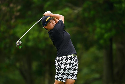 6番、ティーショットを放つ工藤（Getty　Images／JLPGA提供）