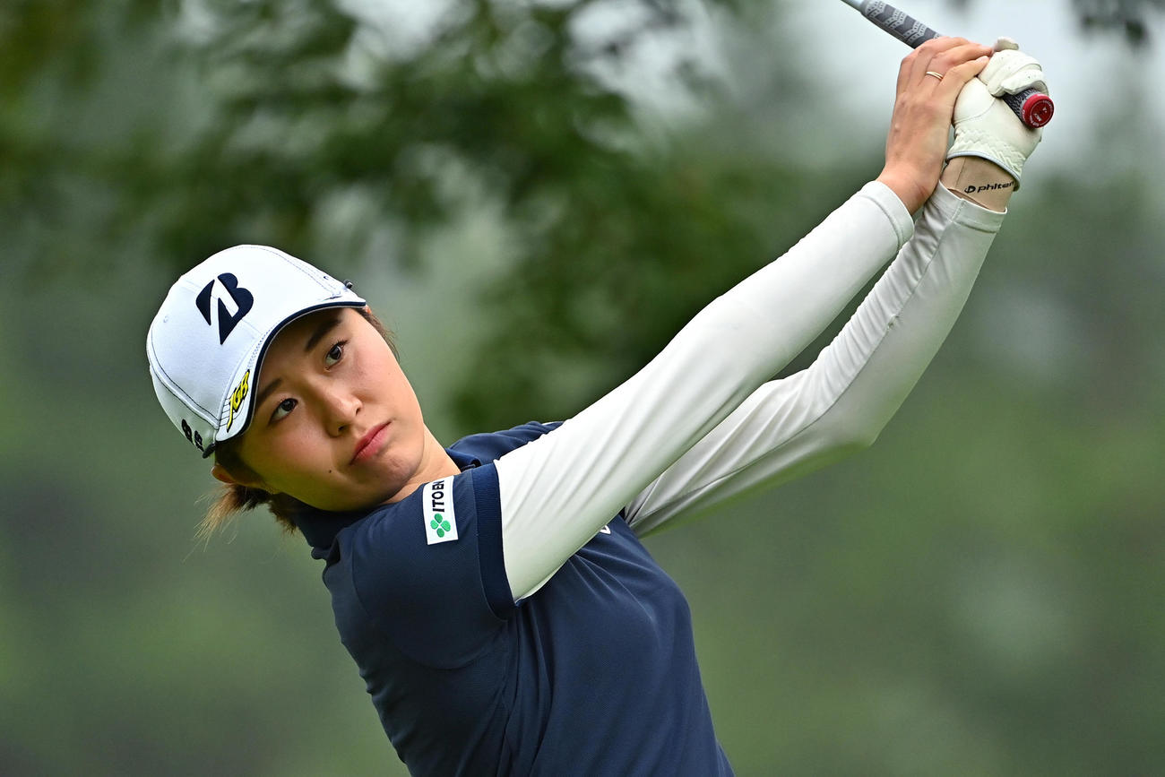 3番、ティーショットを放つ大里（Getty　Images／JLPGA提供）