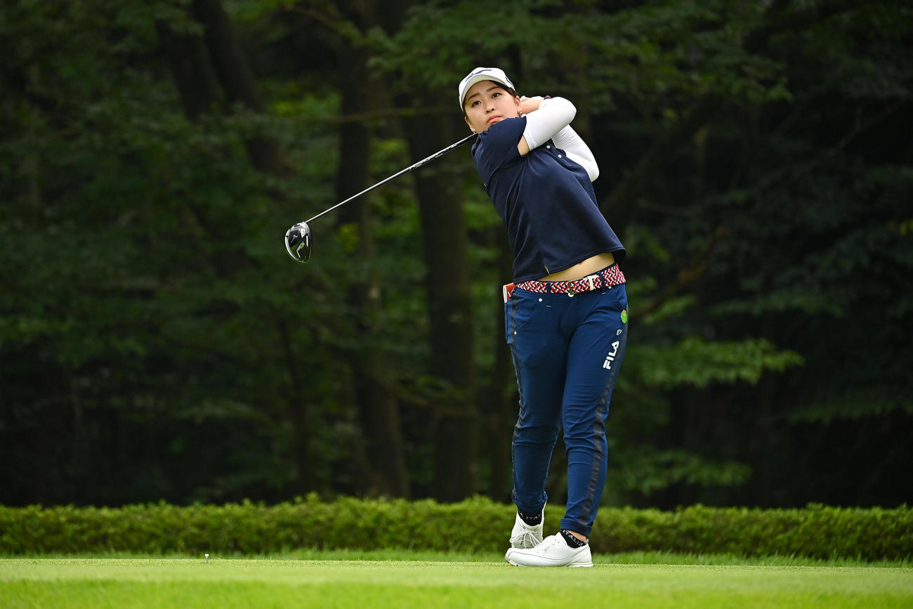 14番、ティーショットを放つ西郷（Getty　Images／JLPGA提供）