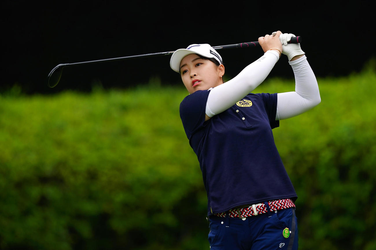 2番、ティーショットを放つ西郷（Getty　Images／JLPGA提供）