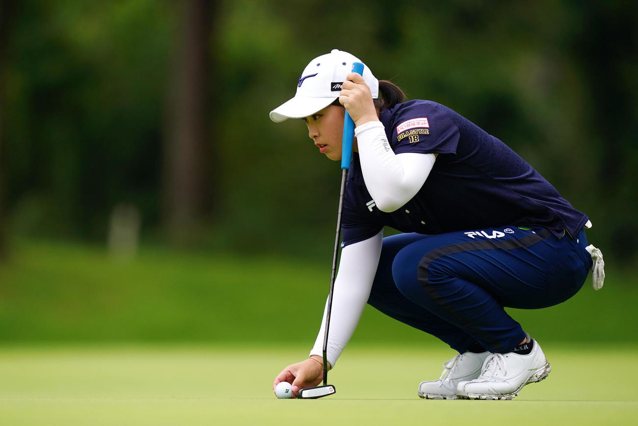 2番、パットのラインを読む西郷（Getty　Images／JLPGA提供）