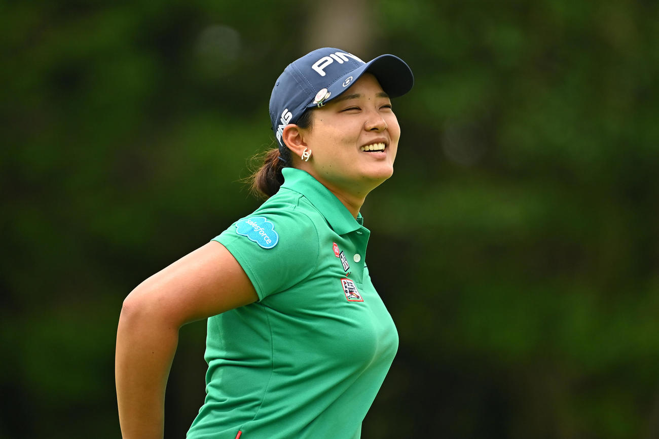 14番、バーディーを奪い笑顔を見せる鈴木（Getty　Images／JLPGA提供）