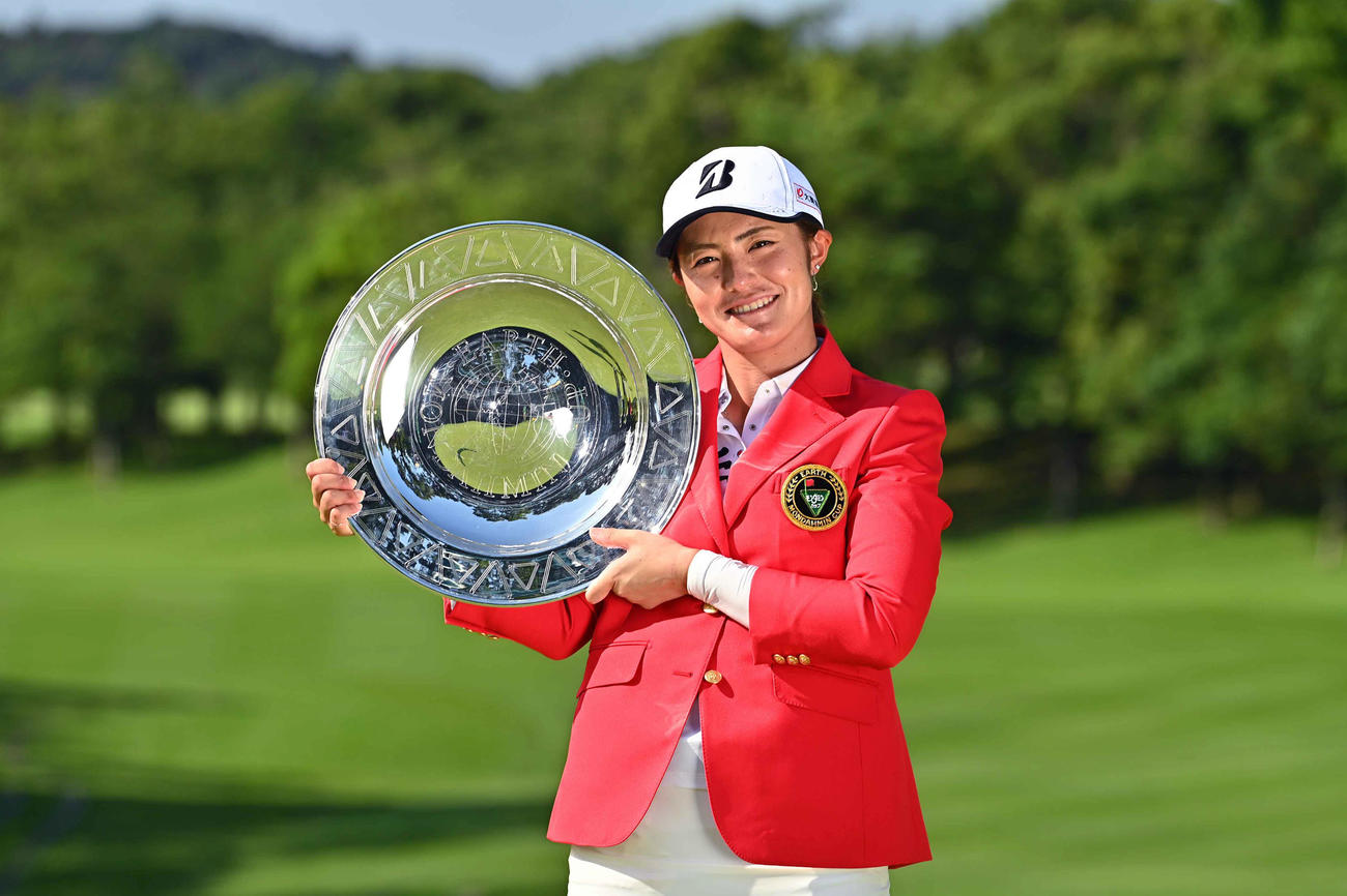 プレーオフを制し5年ぶりのツアー優勝を飾った渡辺彩香はトロフィーを掲げる（Getty　Images／JLPGA提供）