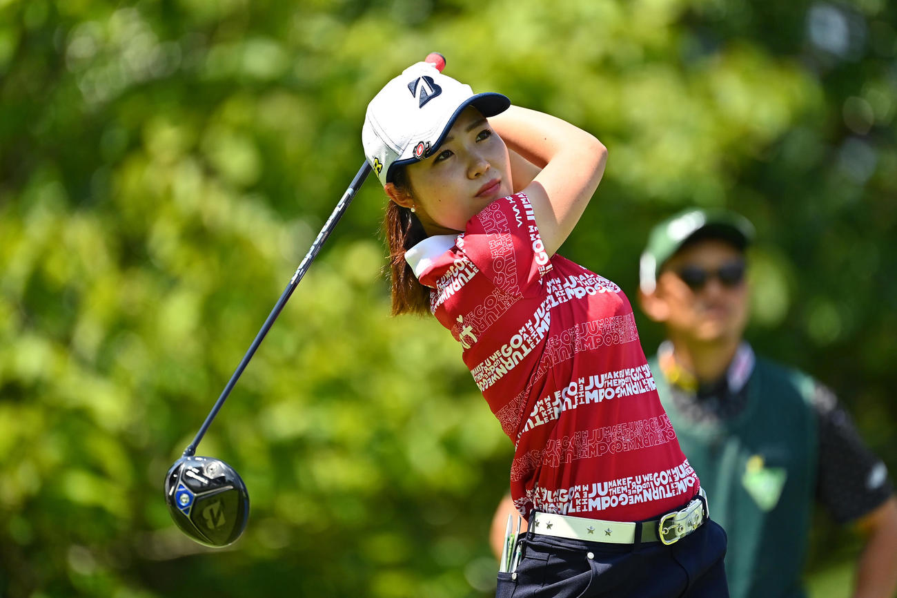 1番、ティーショットを放つ古江（Getty　Images／JLPGA提供）