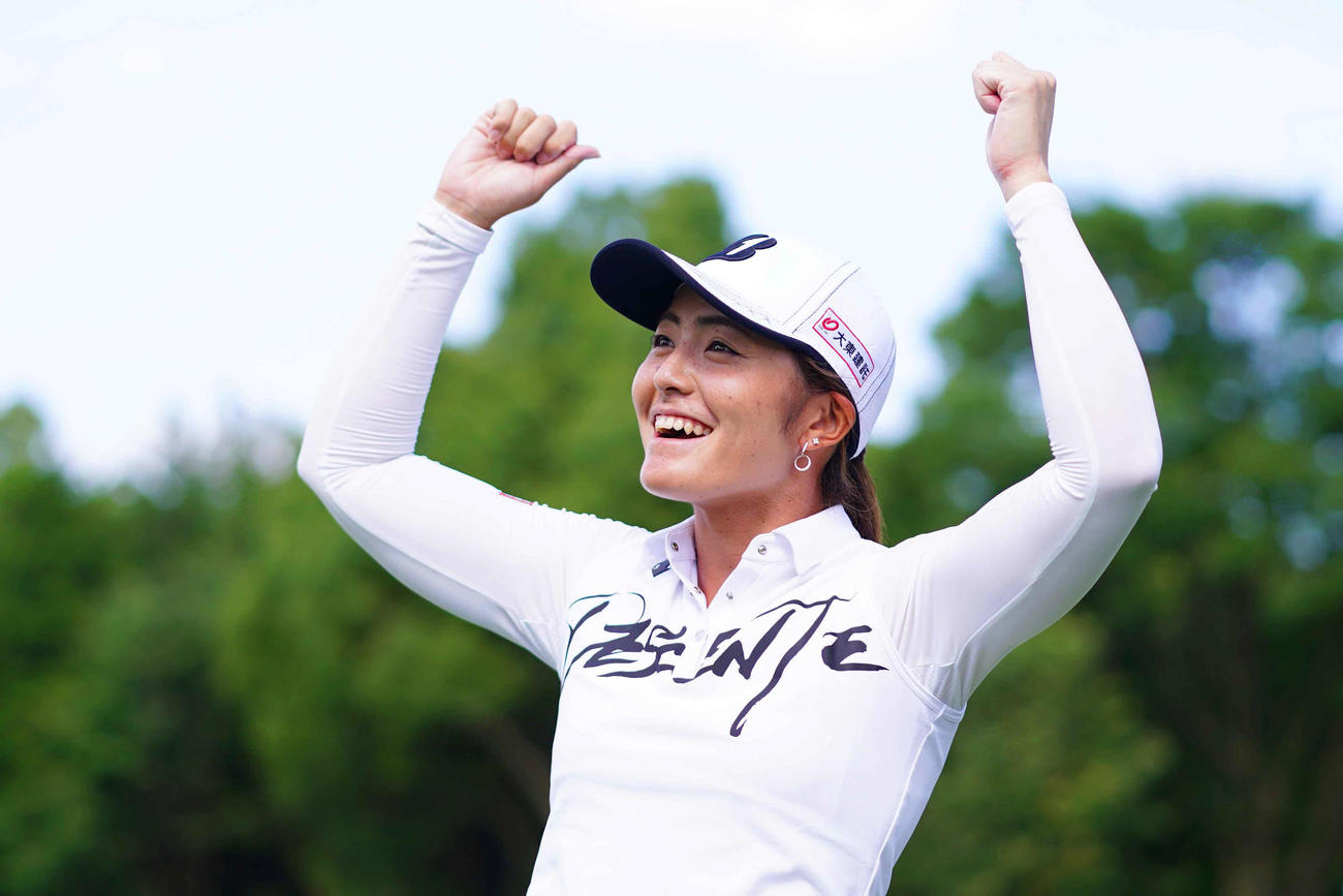 18番、プレーオフを制し5年ぶりのツアー優勝を飾った渡辺は笑顔でガッツポーズ（Getty　Images／JLPGA提供）
