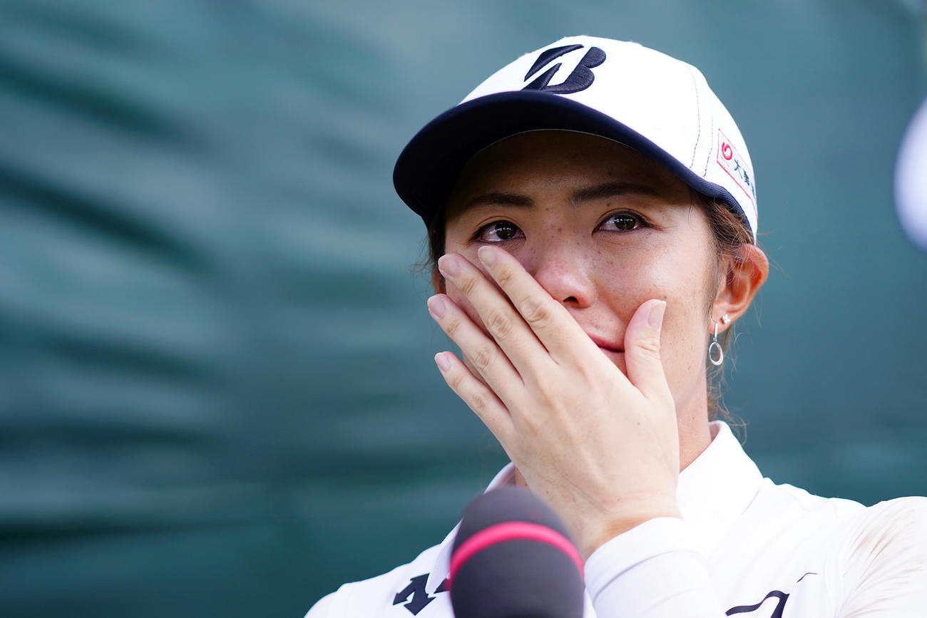 プレーオフを制し5年ぶりのツアー優勝を飾った渡辺彩香はインタビューで感極まる（Getty　Images／JLPGA提供）