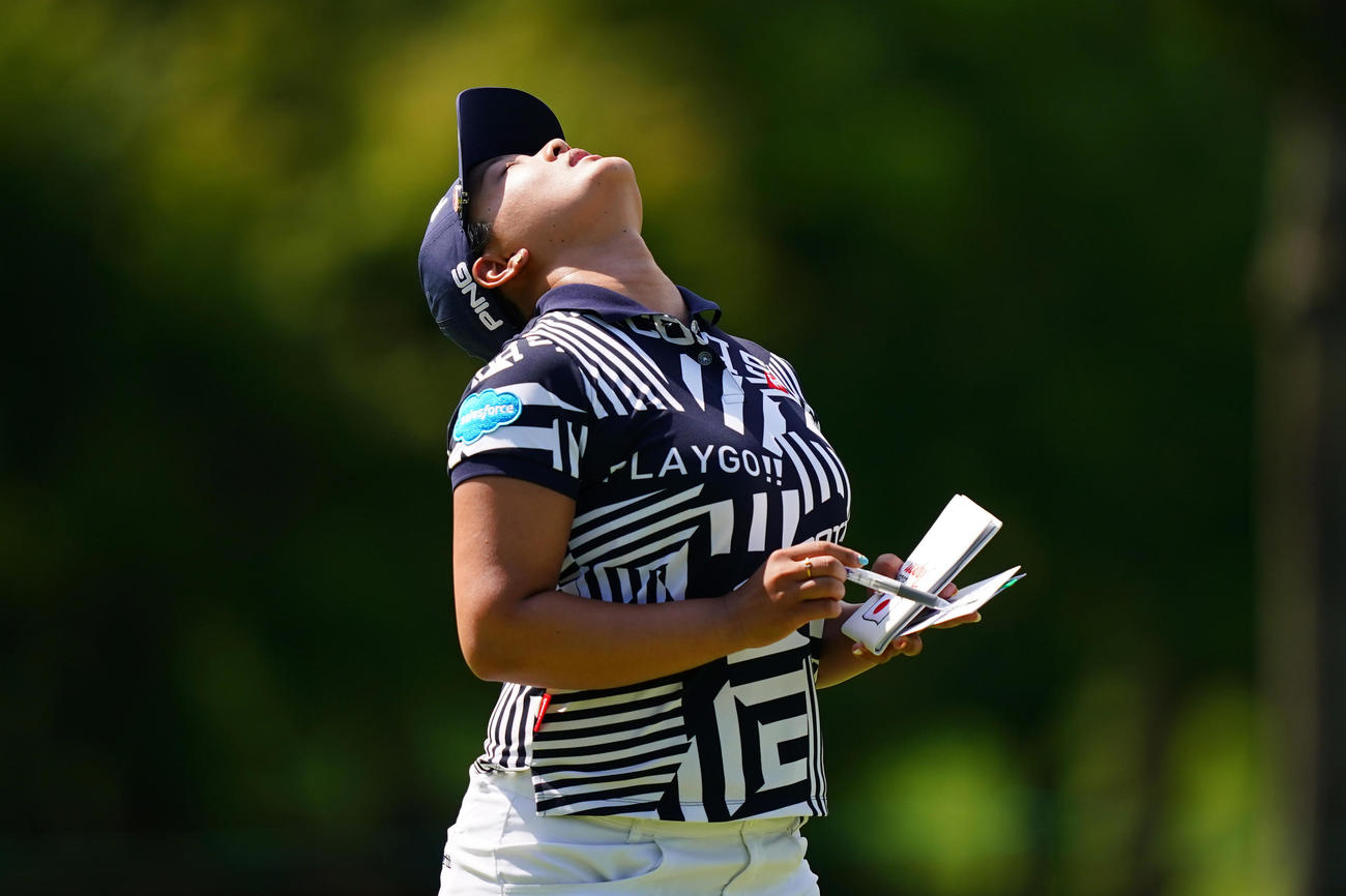 18番、首位タイでホールアウトし天を仰ぐ鈴木（Getty　Images／JLPGA提供）