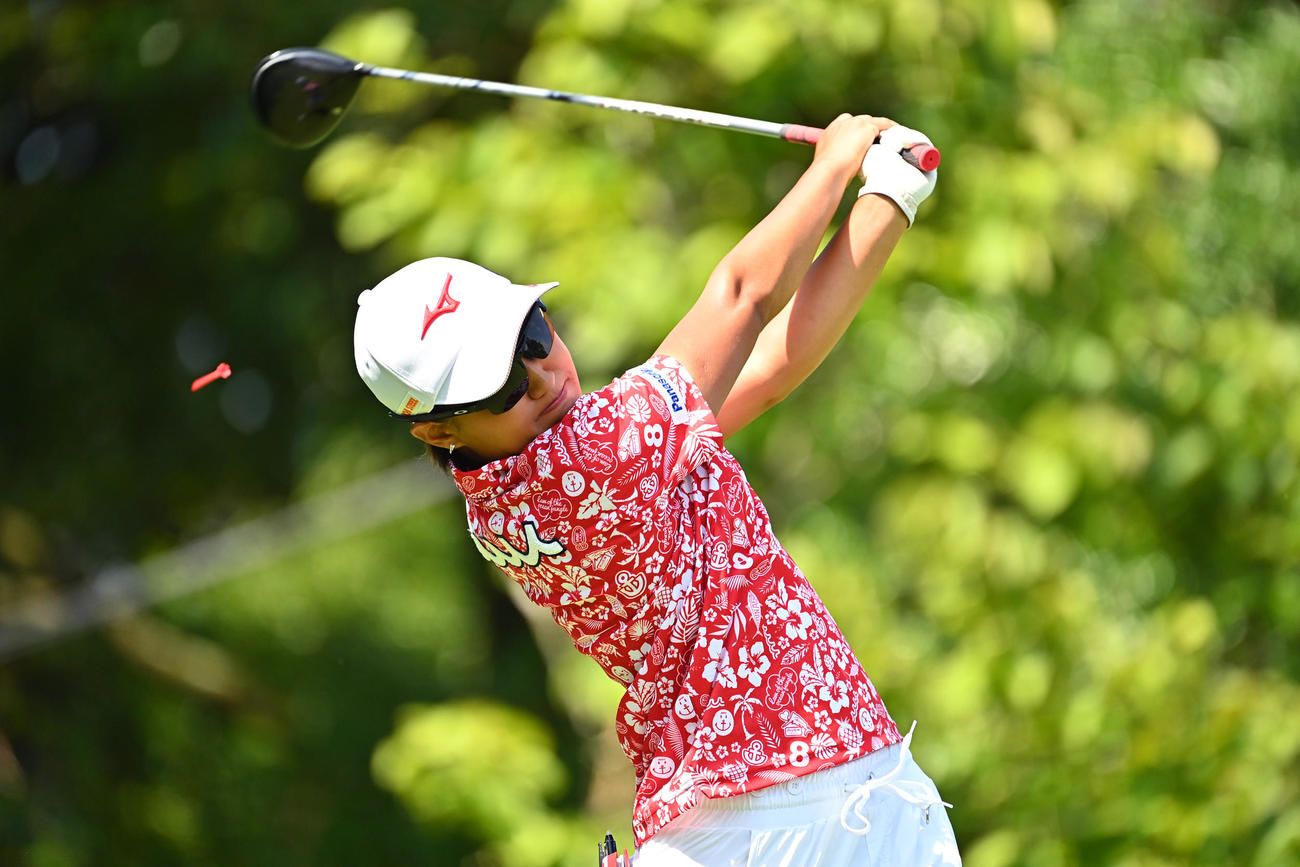 1番、ティーショットを放つ野沢（Getty　Images／JLPGA提供）