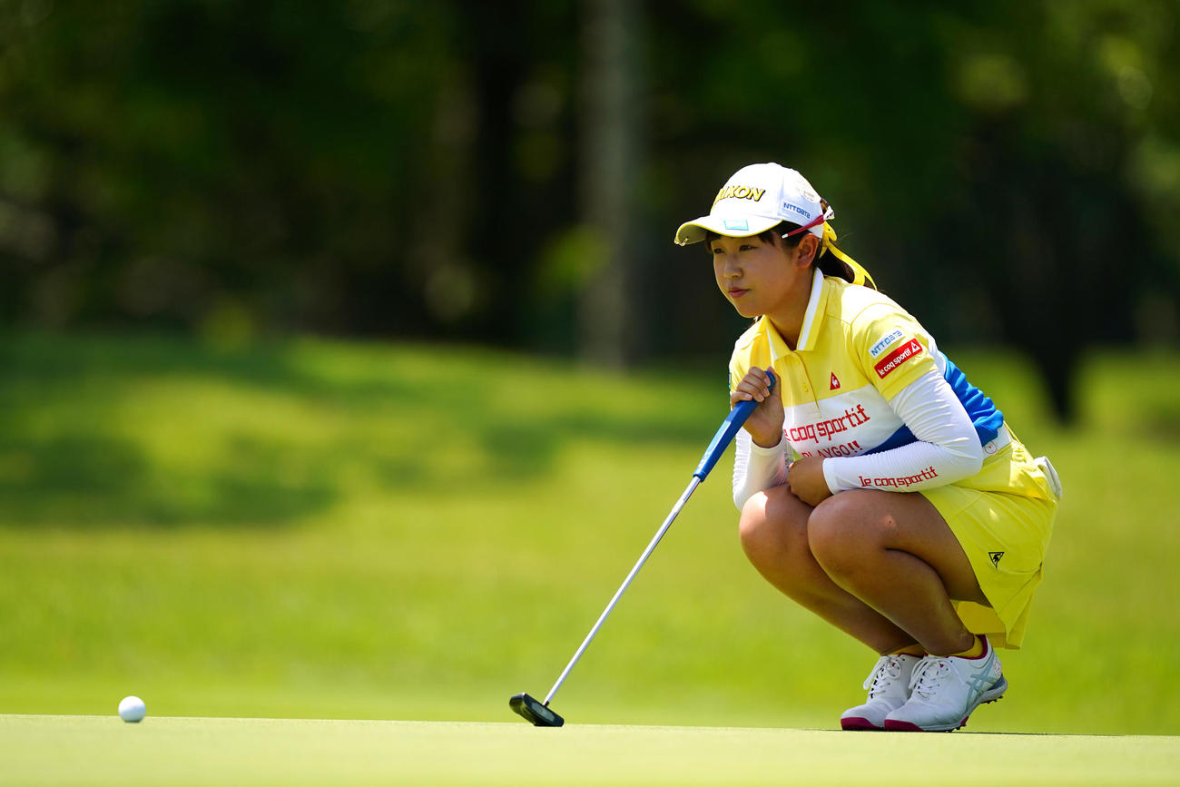 5番、パットのラインを読む菅沼（Getty　Images／JLPGA提供）