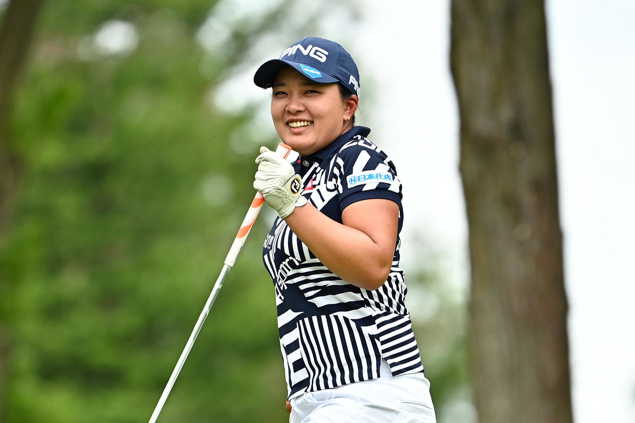 9番、ティーショットを放ち笑顔を見せる鈴木（Getty　Images／JLPGA提供）