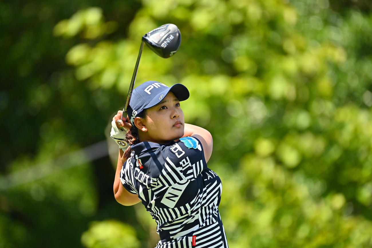 1番、ティーショットを放つ鈴木（Getty　Images／JLPGA提供）
