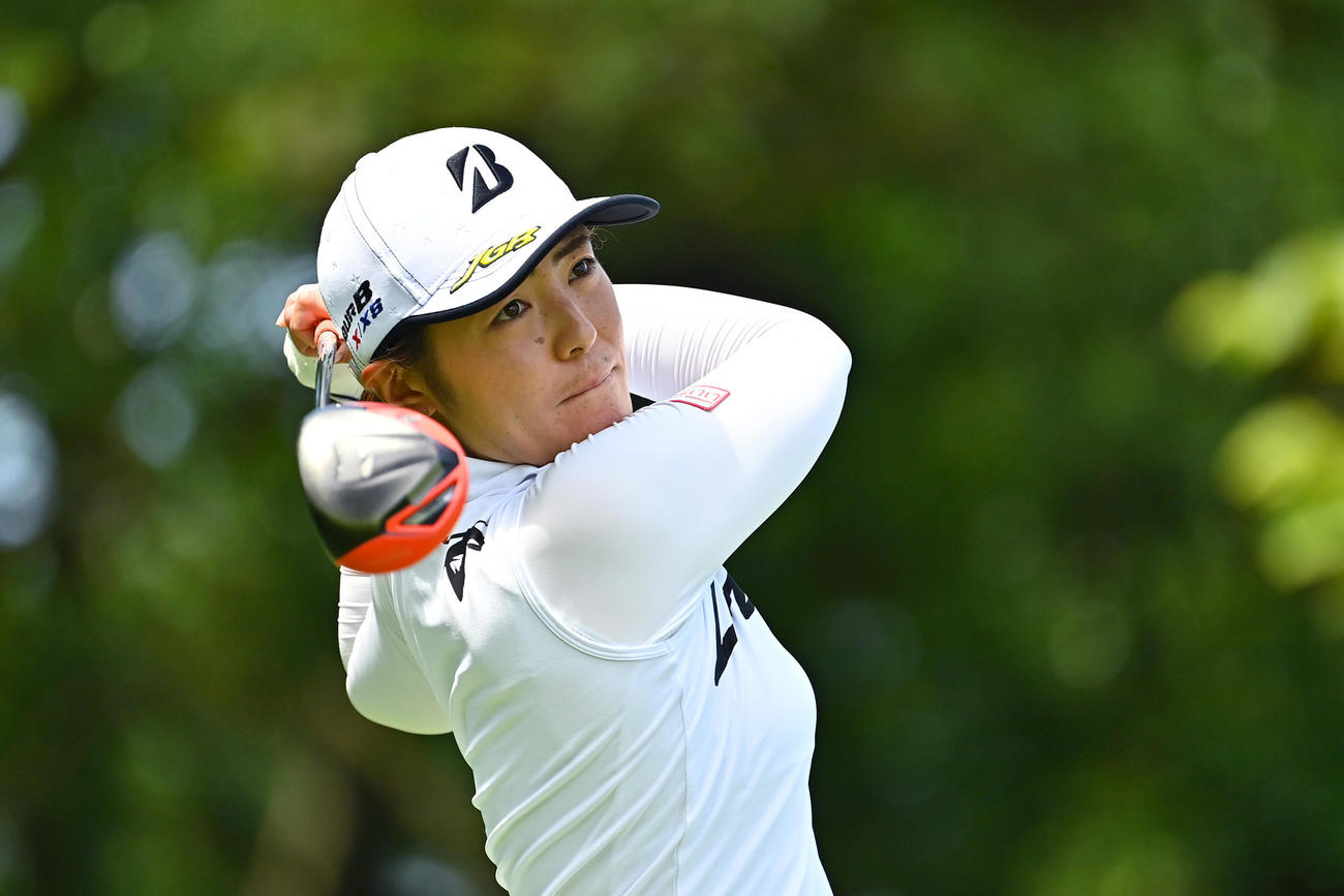 1番、ティーショットを放つ渡辺（Getty　Images／JLPGA提供）