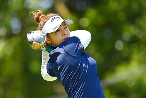1番、ティーショットを放つ田中（Getty　Images／JLPGA提供）
