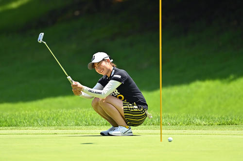 4番、バーディーパットを逃しがっくりする大里（Getty　Images／JLPGA提供）