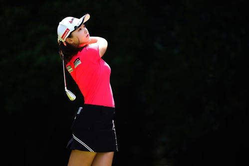 4番、ティーショットを放つセキ・ユウティン（Getty　Images／JLPGA提供）