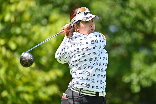 1番、ティーショットを放つ酒井（Getty　Images／JLPGA提供）