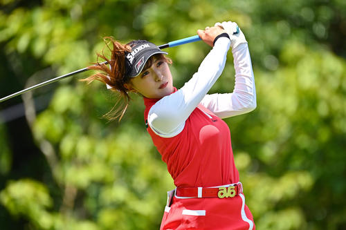 1番、ティーショットを放つ臼井（Getty　Images／JLPGA提供）