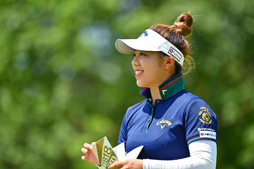 2番、ティーショットの前に距離を確認する田中（Getty　Images／JLPGA提供）