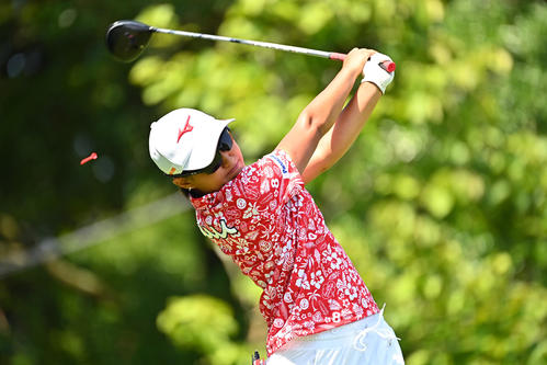 1番、ティーショットを放つ野沢（Getty　Images／JLPGA提供）