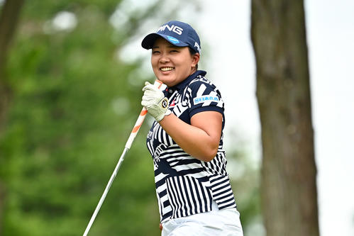 9番、ティーショットを放ち笑顔を見せる鈴木（Getty　Images／JLPGA提供）