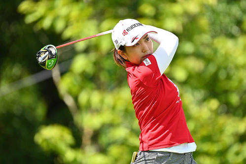 1番、ティーショットを放つ笠（Getty　Images／JLPGA提供）