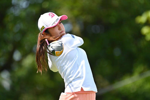 1番、ティーショットを放つ稲見（Getty　Images／JLPGA提供）