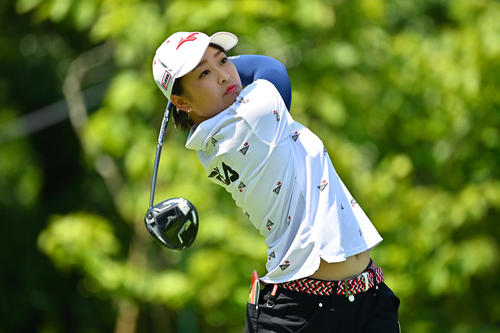 1番、ティーショットを放つ西郷（Getty　Images／JLPGA提供）