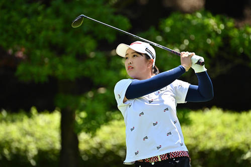 2番、ティーショットを放つ西郷（Getty　Images／JLPGA提供）
