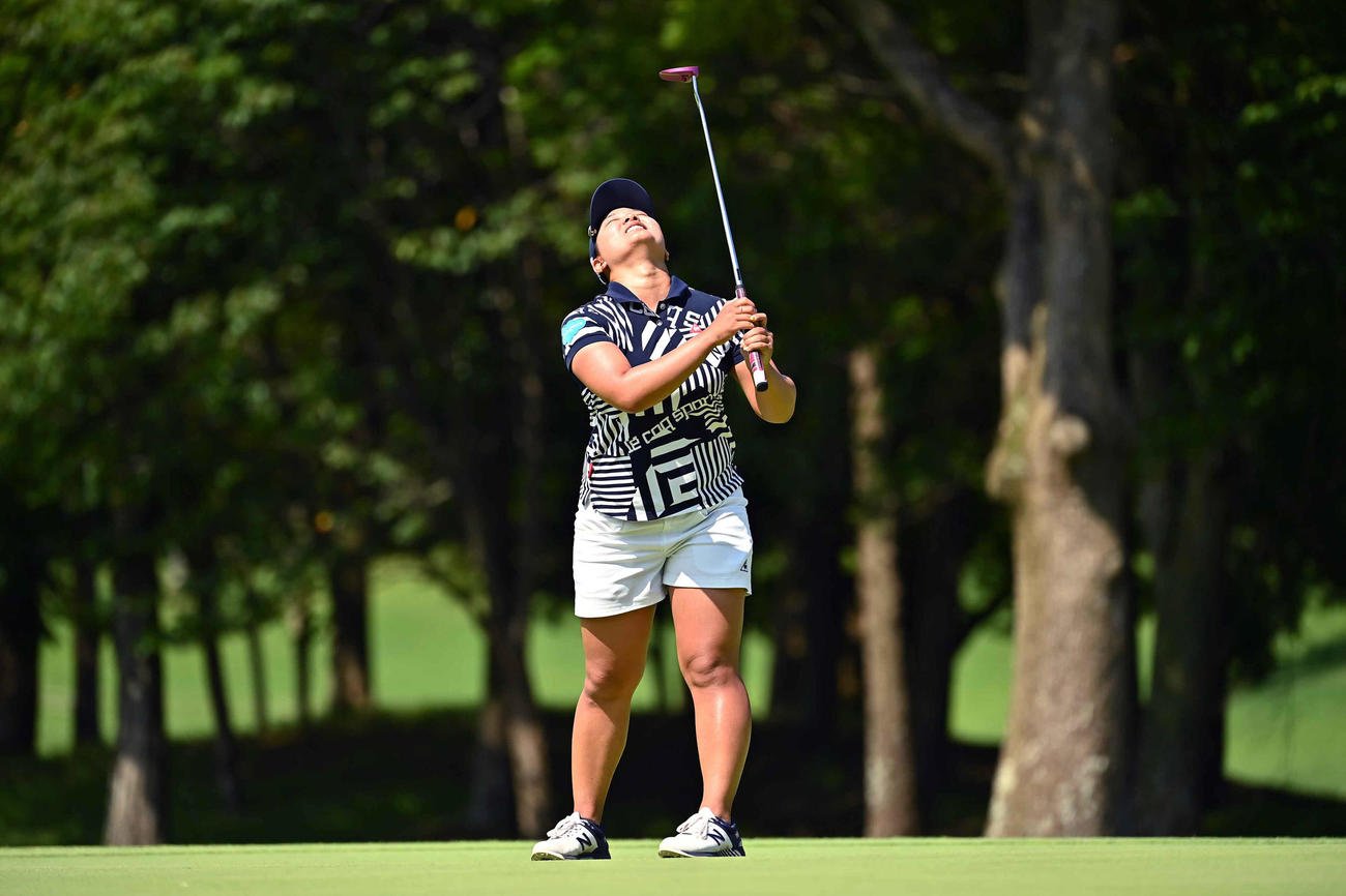 18番、鈴木は単独トップとなるバーディーパットを逃し天を仰ぐ（Getty　Images／JLPGA提供）