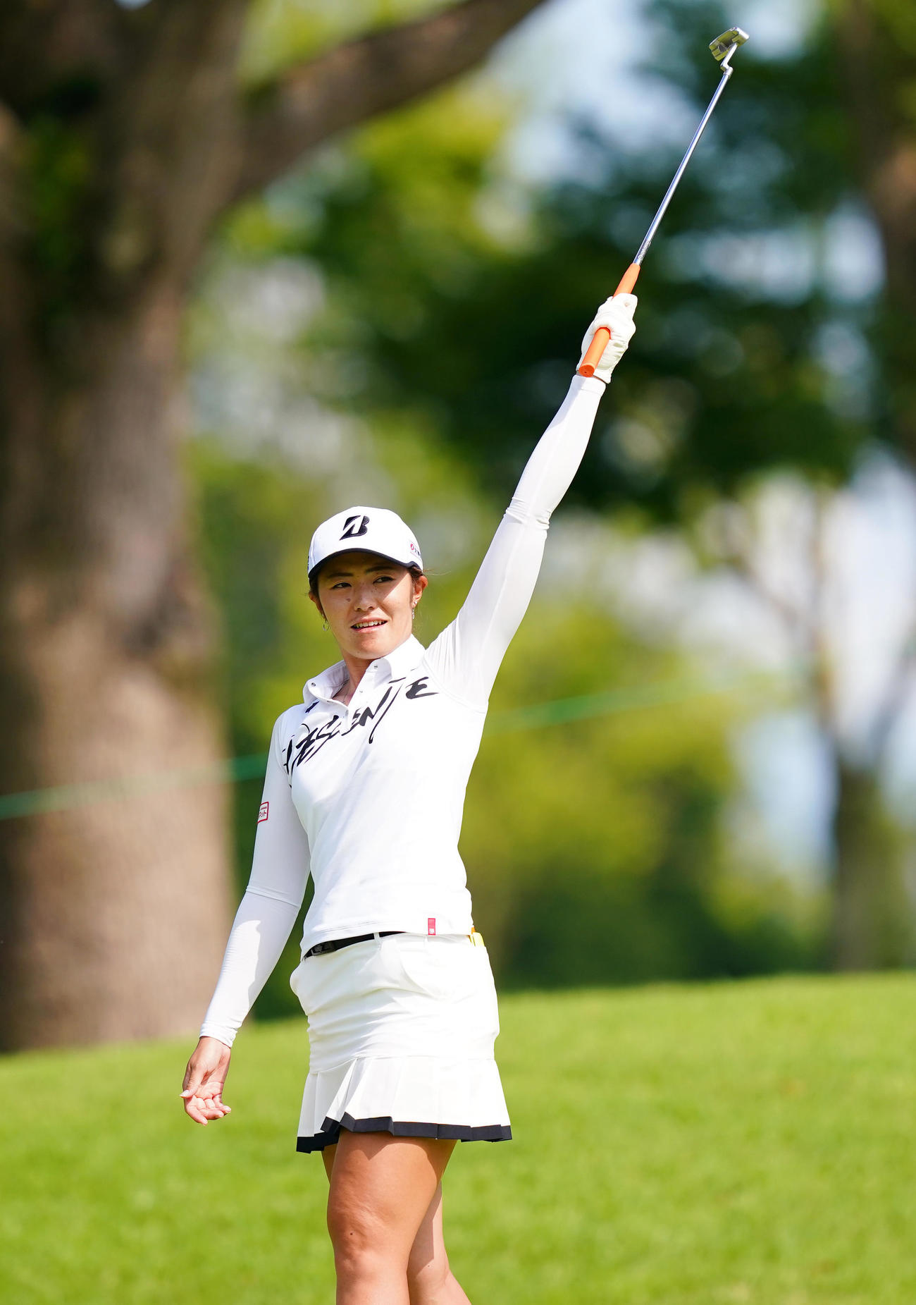 18番、プレーオフを制し5年ぶりのツアー優勝を飾った渡辺はパターを高々と掲げる（Getty　Images／JLPGA提供）