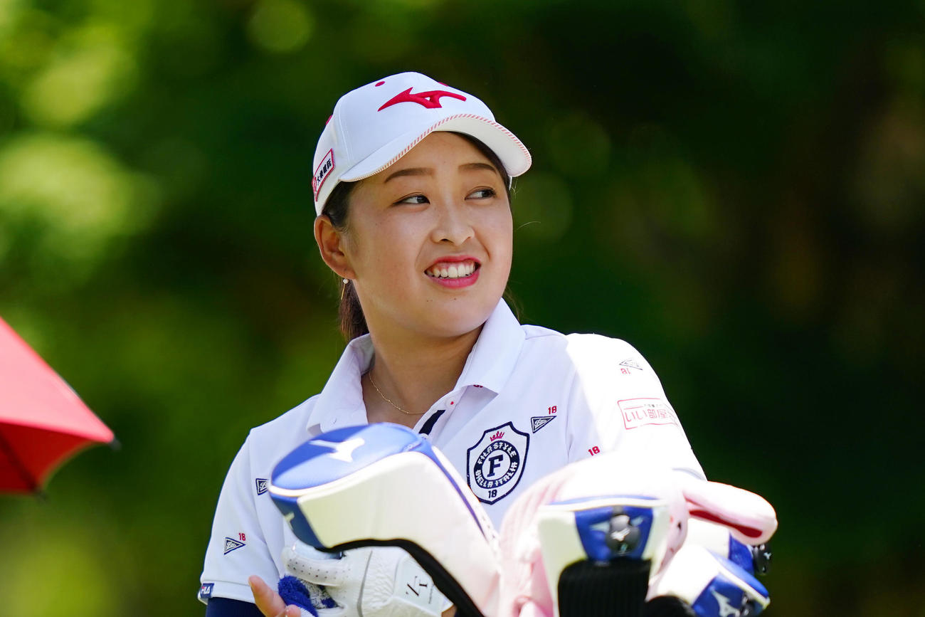 5番ティーグラウンドで笑顔を見せる西郷（Getty　Images／JLPGA提供）