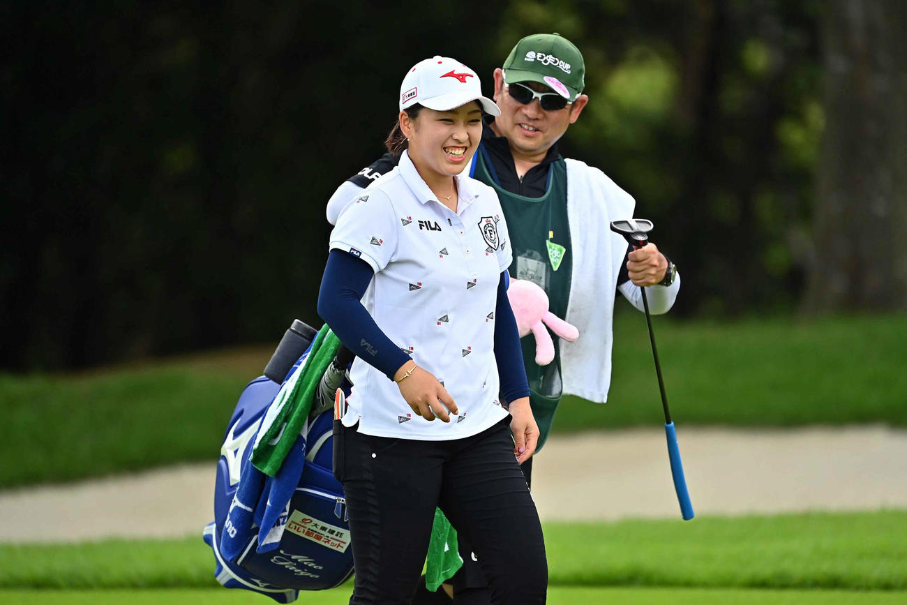 14番、バーディーを奪い笑顔を見せる西郷（Getty　Images／JLPGA提供）