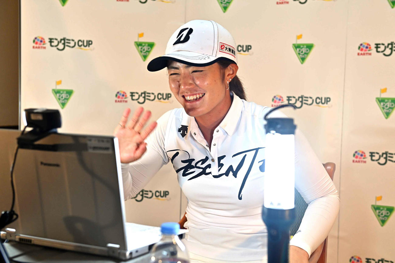 オンラインで優勝記者会見に臨む渡辺（Getty　Images／JLPGA提供）