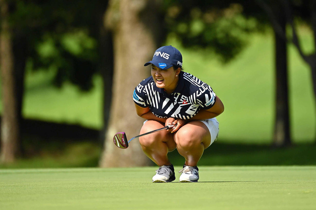 18番、プレーオフ1ホール目のバーディーパットを逃し悔しそうな表情を見せる鈴木（Getty　Images／JLPGA提供）
