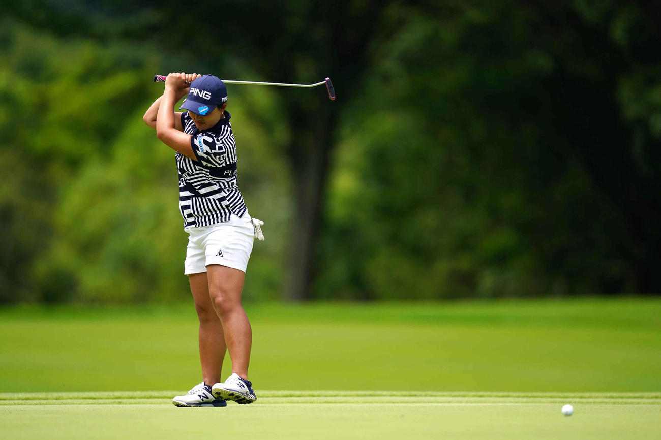 6番、パットを逃し悔しそうにパターを担ぎ上げる鈴木（Getty　Images／JLPGA提供）