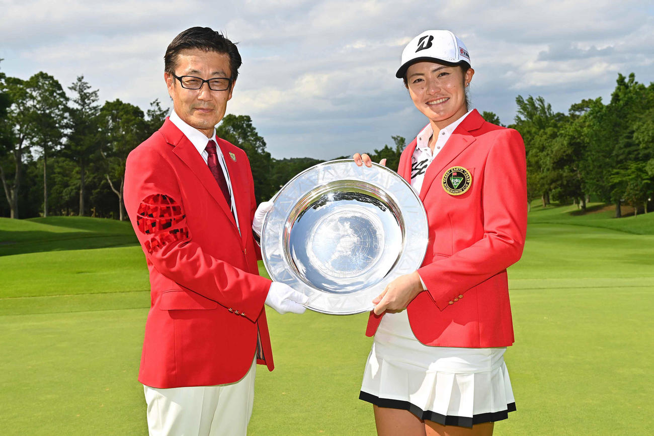 プレーオフを制し5年ぶりのツアー優勝を飾った渡辺（右）とトロフィーを手に記念撮影するアース製薬株式会社の大塚取締役会長（Getty　Images／JLPGA提供）