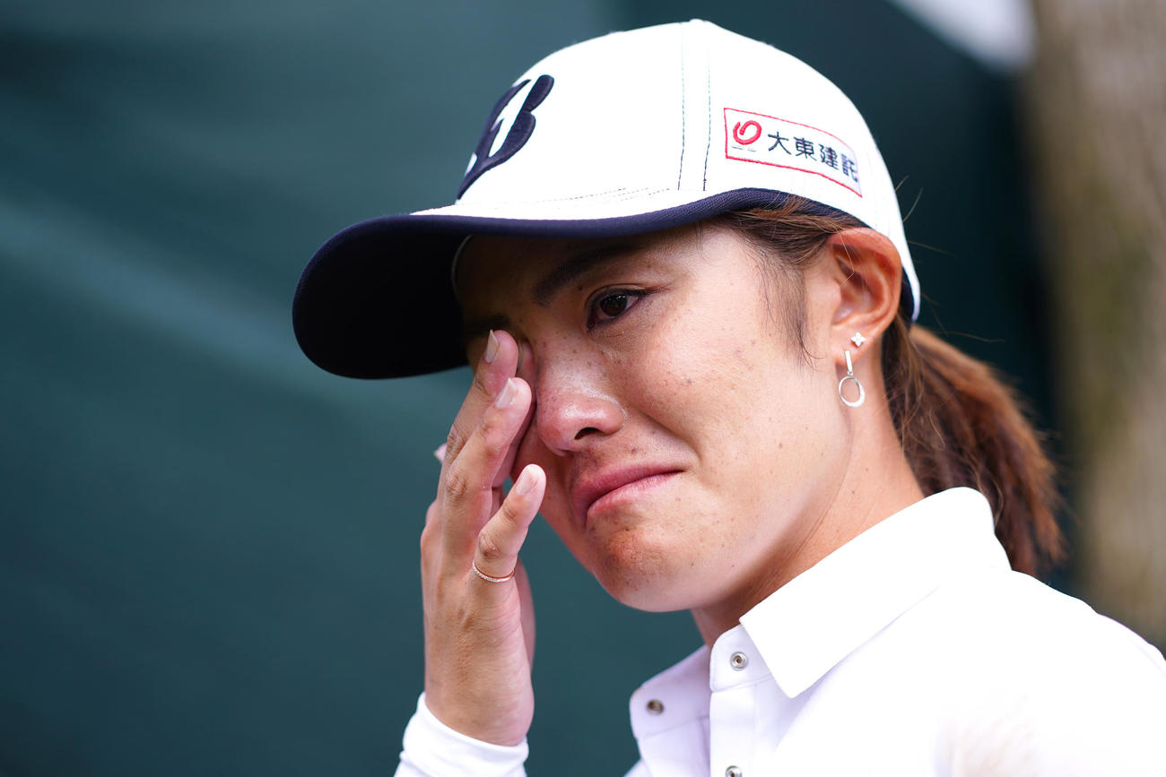 プレーオフを制し5年ぶりのツアー優勝を飾った渡辺はインタビューで感極まる（Getty　Images／JLPGA提供）
