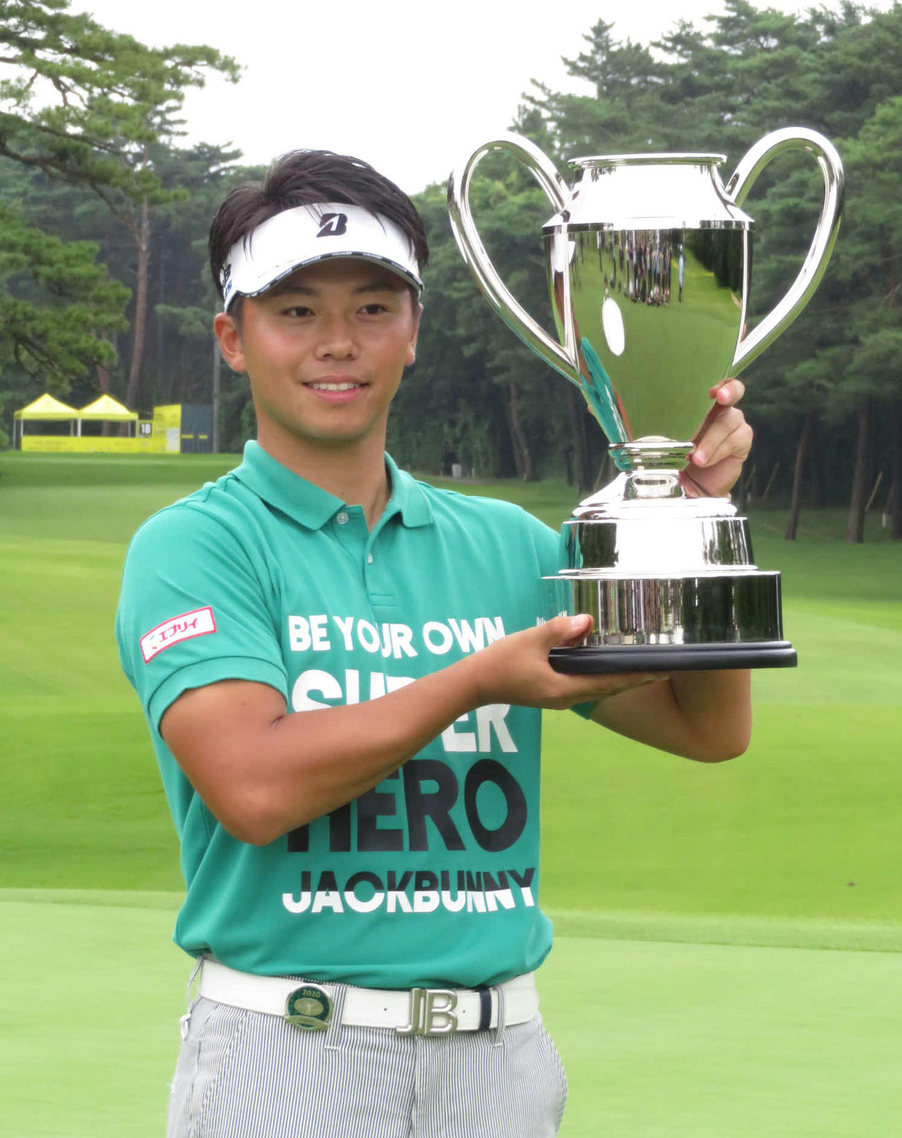 優勝トロフィーを手に笑顔を見せる関藤（撮影・高田文太）
