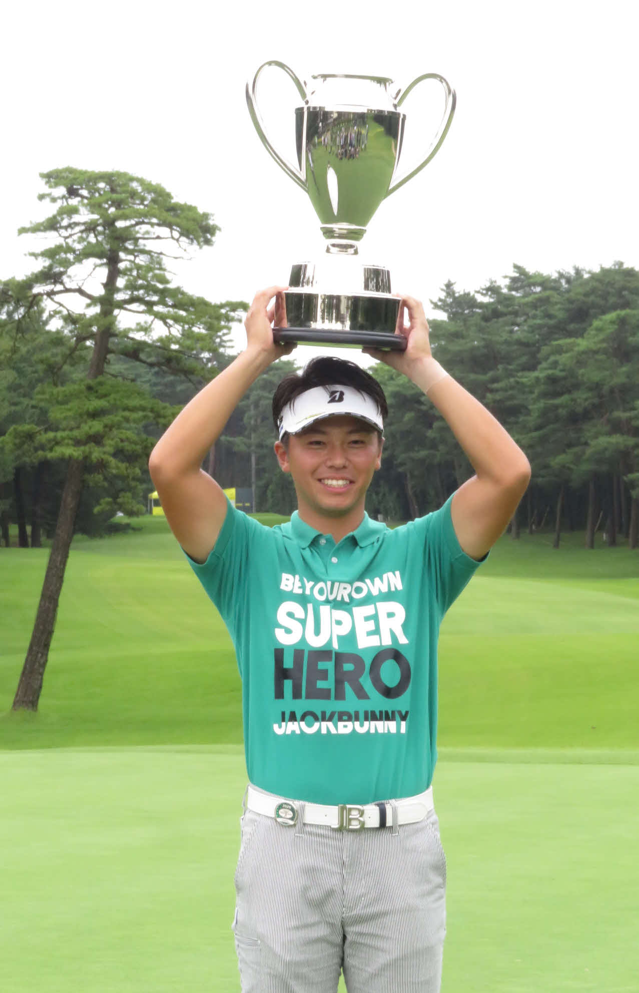 優勝トロフィーを頭上に掲げ、笑顔を見せる関藤（撮影・高田文太）
