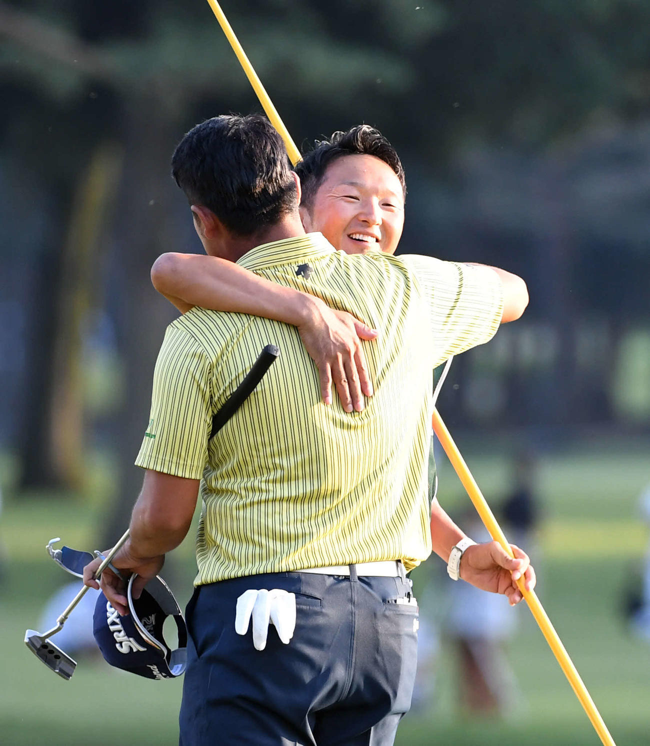 16年10月、日本オープンを制し松山英樹（左）と抱き合う進藤大典キャディー
