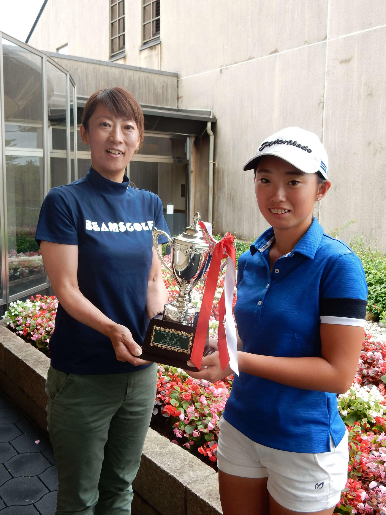 スコア75で並び、ともに優勝となった山本純子（左）と清本美波（撮影・加藤裕一）