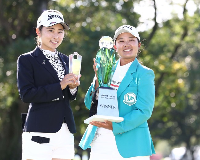 ニトリ・レディース　記念撮影する優勝した鈴木愛（右）とベストアマの安田祐香（19年9月）　
