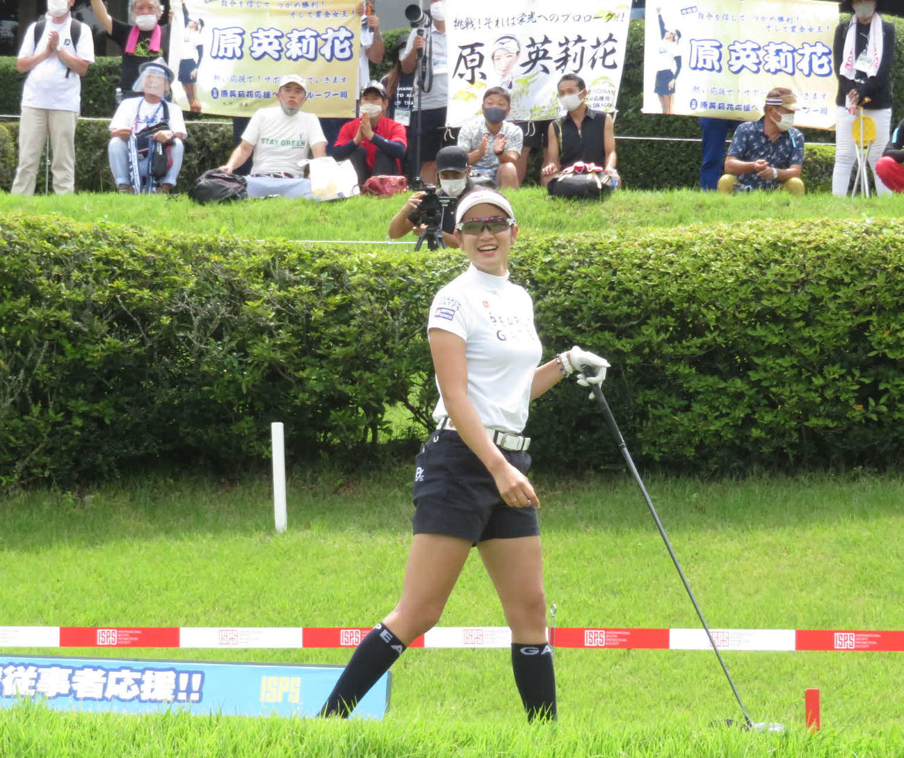 応援の横断幕を背に、1番のティーショット後、笑顔を見せる原英莉花